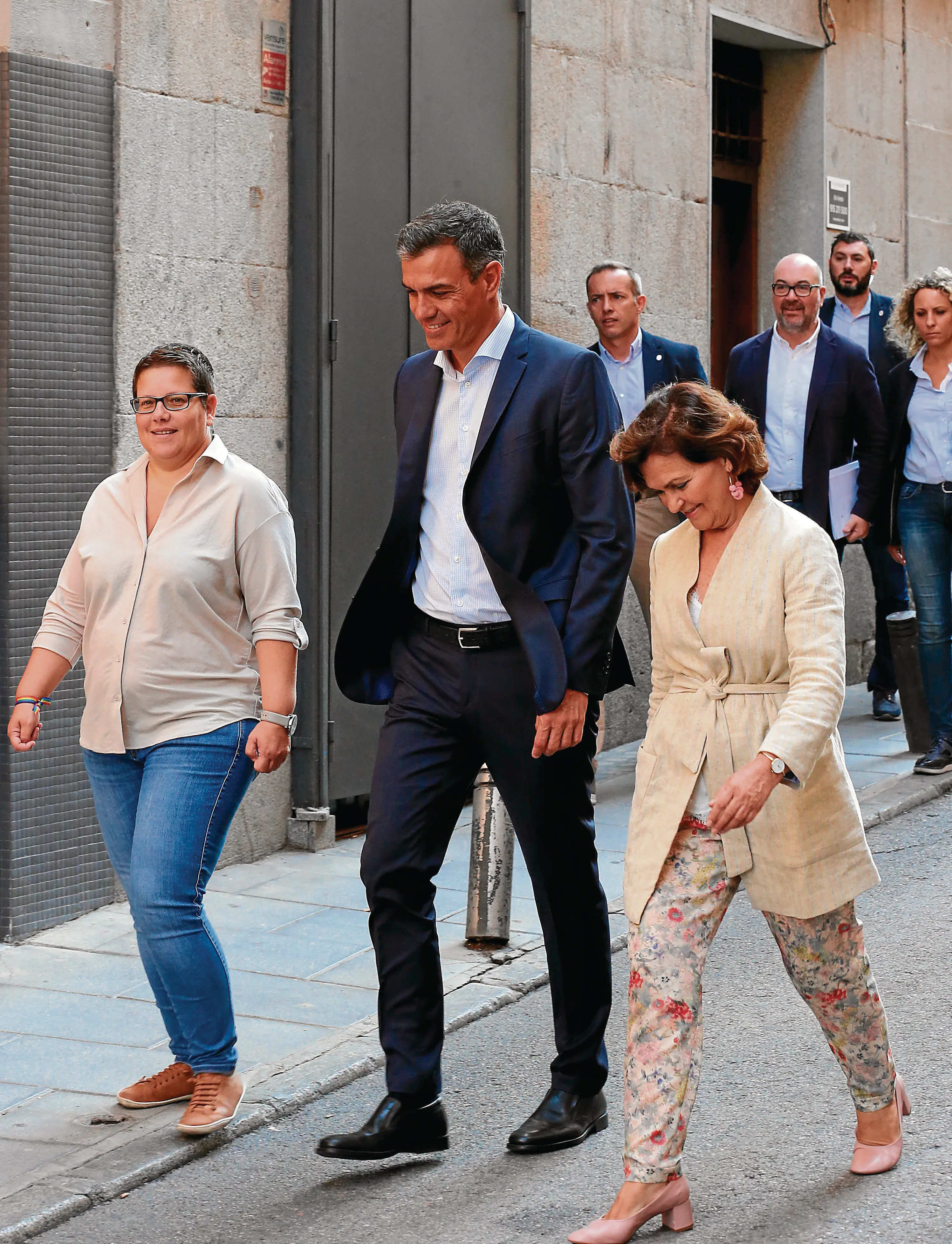 La nueva directora del Instituto de la Mujer, en casa, en 2019, con Pedro Sánchez y Carmen Calvo