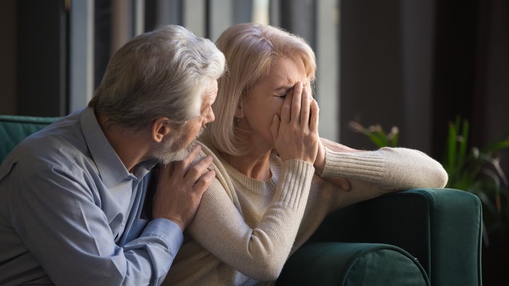 Para superar un duelo es muy importante contar con un rojo de apoyo: amigos, familia, trabajo, comunidad y, si lo es, un referente religioso.  Ilustración de la foto: Shutterstock.